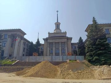 В сквере на Красной площади в Луганске идет реконструкция