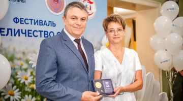 Семьи ЛНР, прожившие в браке более 25 лет, получили медали в День семьи, любви и верности