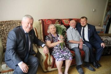 Виктор Водолацкий: В День семьи, любви и верности, вместе с заместителем Председателя Народного Совета ЛНР Колесниковым Д.С. навестил замечательную семью Селиверстовых из Луганска, которые в этом году отмечают 75 лет...