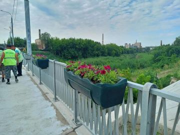 В Луганске - премьера! На мосту впервые появились цветы