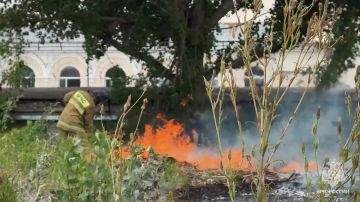 В центре Луганска разгорелся пожар из-за оборвавшегося кабеля