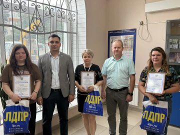 Благодарность за важный труд: депутаты ЛДПР поздравили сотрудников почты