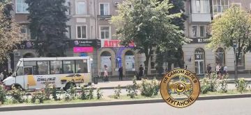 В самом центре Луганска, среди шума маршруток, машин и спешащих по делам людей, девушка играет на скрипке «Крылатые качели»