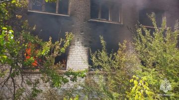 В Северодонецке на улице Маяковского загорелось пустующее здание