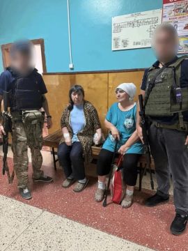 Полицейские ЛНР во время атаки БПЛА ВФУ спасли женщину в Троицком