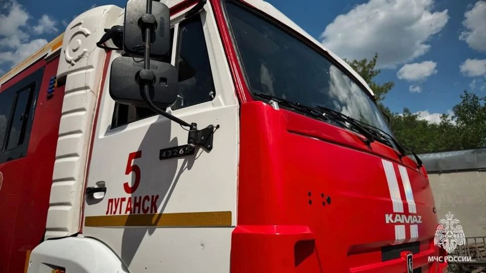 В Луганске во время повторной атаки БПЛА пострадали сотрудники МЧС России