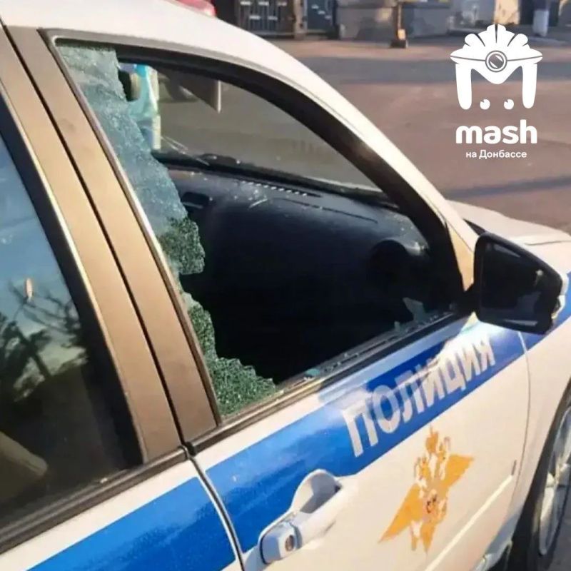 Мужик двумя топорами разнёс полицейскую машину в Луганске