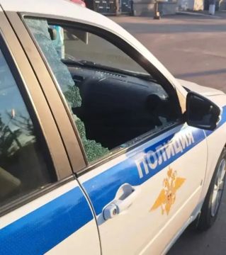 В Луганске мужчина с топорами атаковал служебный автомобиль полиции