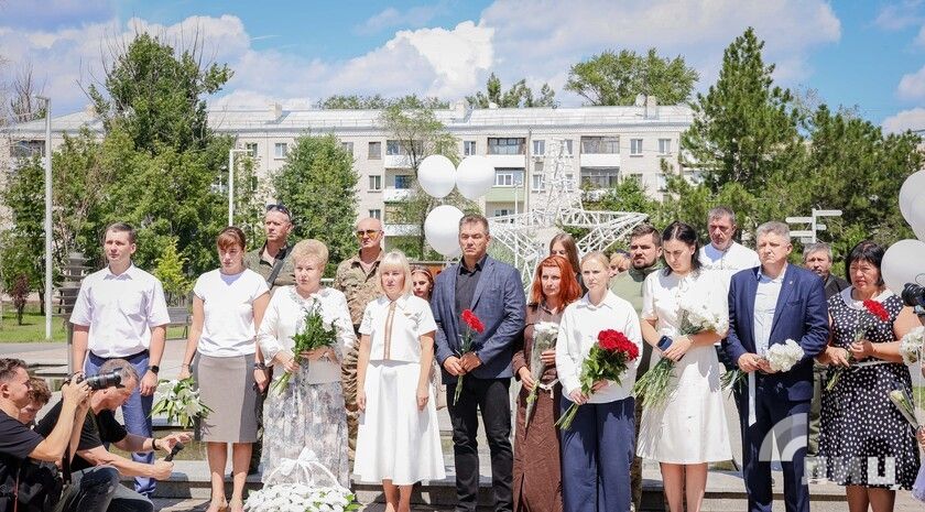 Жители ЛНР почтили память детей, погибших на территории Донбасса с 2014 года