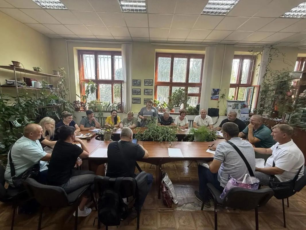 В преддверии профессионального праздника – Дня железнодорожника – в Луганской дистанции пути Луганского филиала ФГУП «ЖДН» прошла интеллектуальная игра «Брейнринг: 100 вопросов о железной дороге»