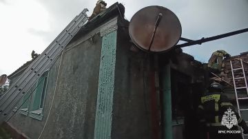 Спасатели потушили горящий дом в Штеровке