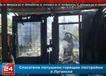 Спасатели потушили горящие постройки в Луганске