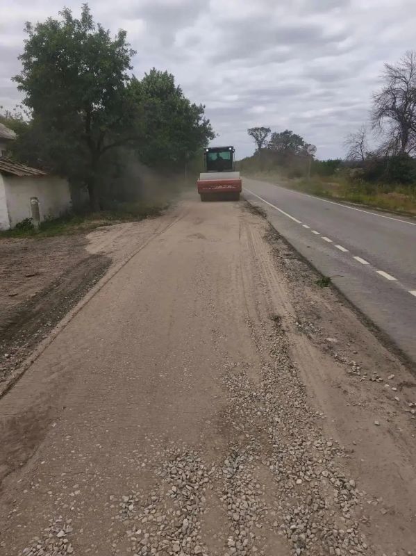 На трассе Белое - Лутугино заменили разрушенное основание дороги