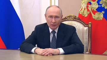 Президент России Владимир Путин поздравил работников и ветеранов железнодорожного транспорта России с профессиональным праздником: