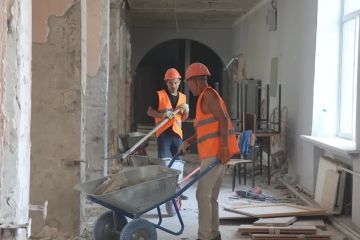 Новая жизнь старых зданий: В Луганске по народной программе обновляют колледж и общежитие