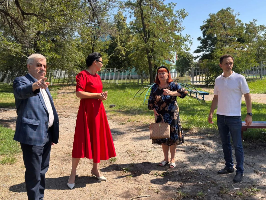 Виктор Водолацкий: Вместе с главой города Луганска Пащенко Я.В. посетили сквер Гагарина в Каменнобродском районе