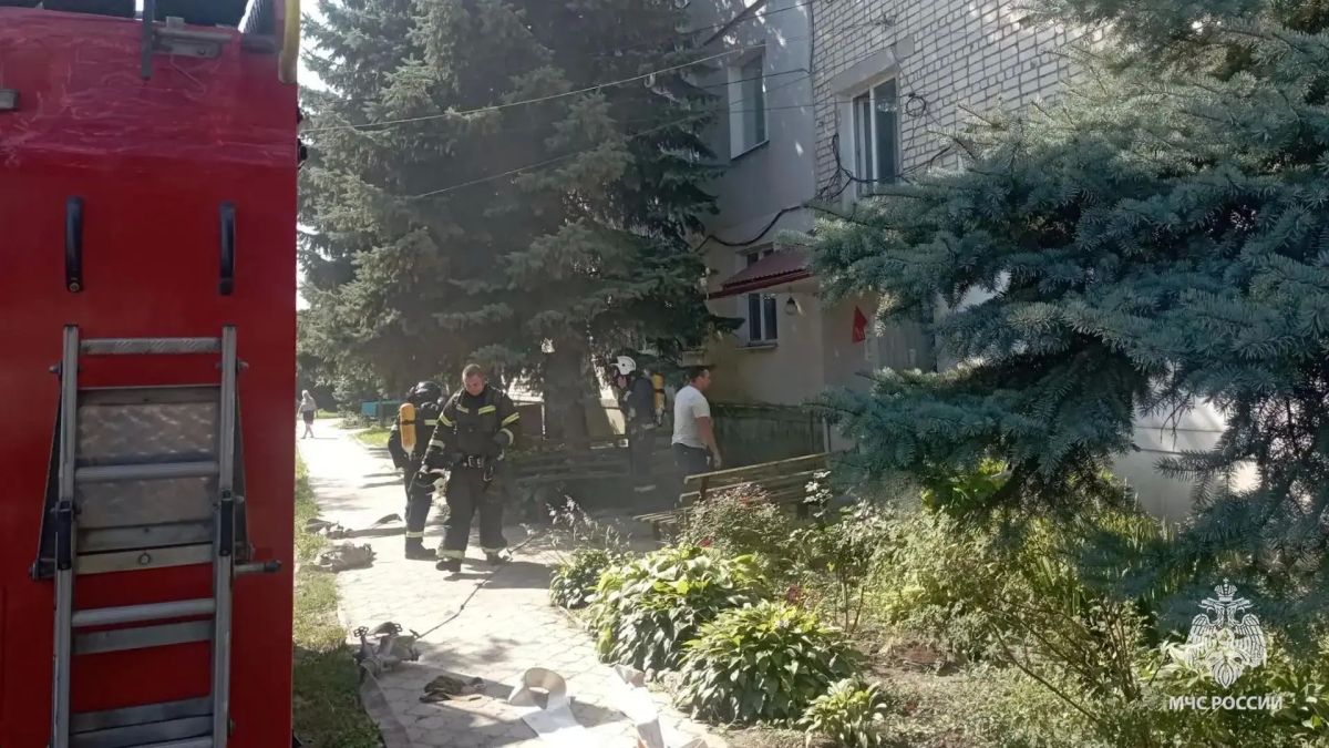 Непотушенная свеча едва не сожгла квартиру с ребёнком