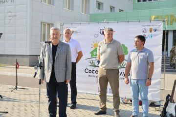 Виктор Водолацкий: Принял участие в празднике двора, который прошел на квартале Степном города Луганска, возле гимназии № 60