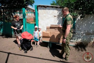 Росгвардейцы в зоне СВО передали подарки детям и помогли нуждающимся гражданам