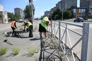В Первомайске на оживлённом перекрёстке начали устанавливать пешеходные ограждения