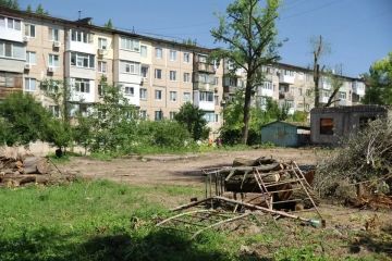 В квартале Солнечный в Луганске начали обновлять детскую площадку