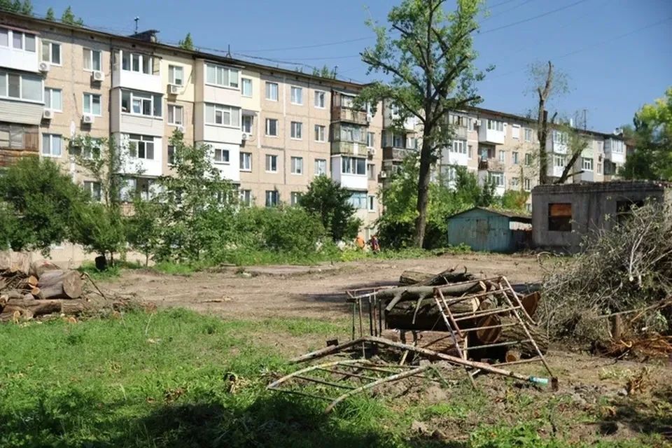 В квартале Солнечный в Луганске начали обновлять детскую площадку