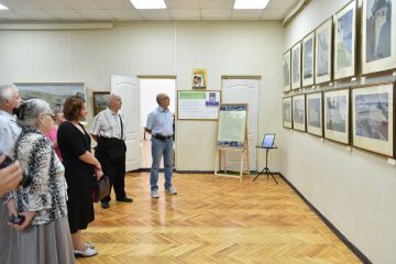 В Луганском художественном музее открылась выставка к 90-летию Александра Смирнова