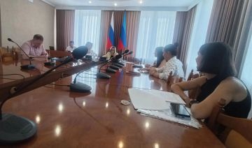 Административная комиссия наказала за размещение рекламы, закрывающей фасад здания