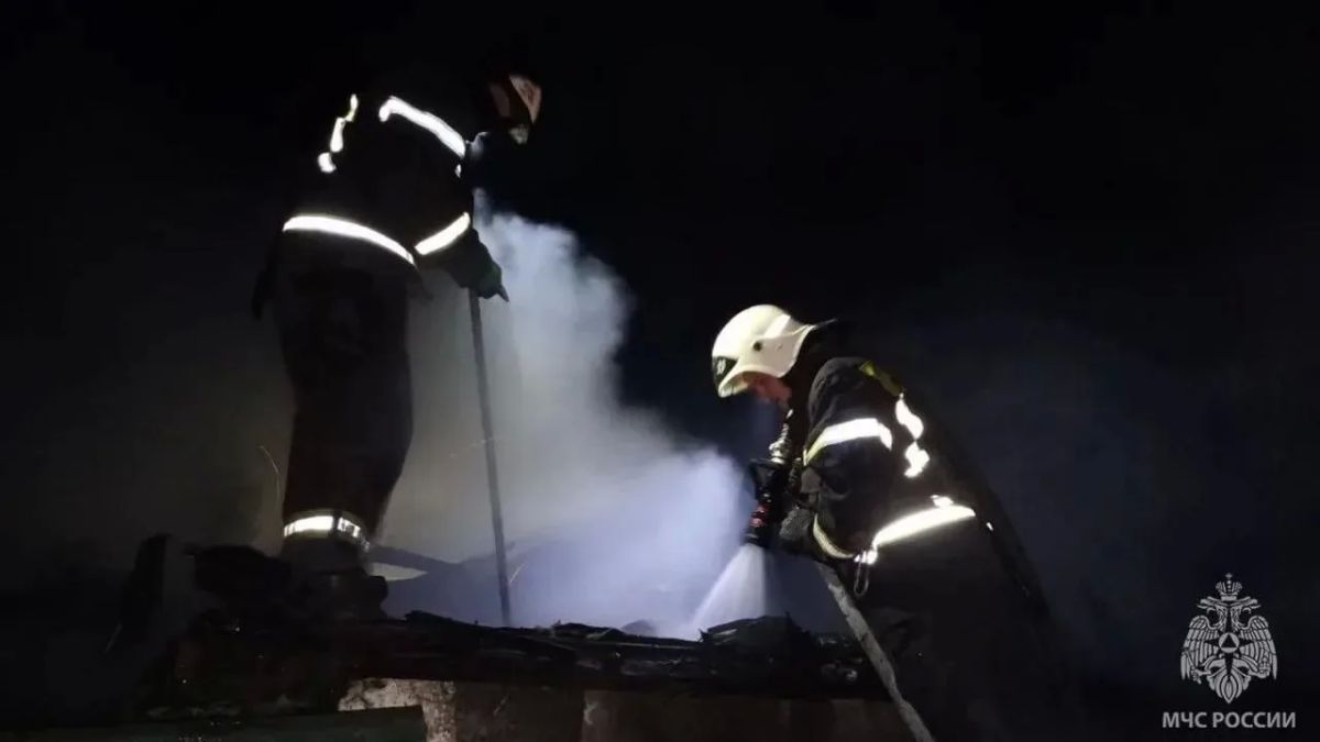 В Антраците ночью спасатели тушили легковой автомобиль