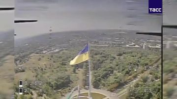 Операторы дронов ударили по флагу Украины, установленному в Краматорске