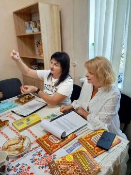 Сегодня участники центров общения старшего поколения в Меловском и Станично-Луганском районах посетили праздничные богослужения в Введенском храме в селе Морозовка и в храме Благовещения Пресвятой Богородицы православного...
