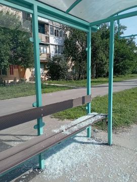 Специалисты восстановили разбитую остановку на Ватутина