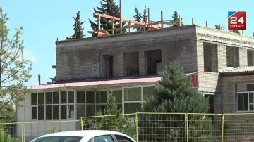 Алтайский край помогает: специалисты шеф-региона приступили к ремонту Славяносербской центральной больницы