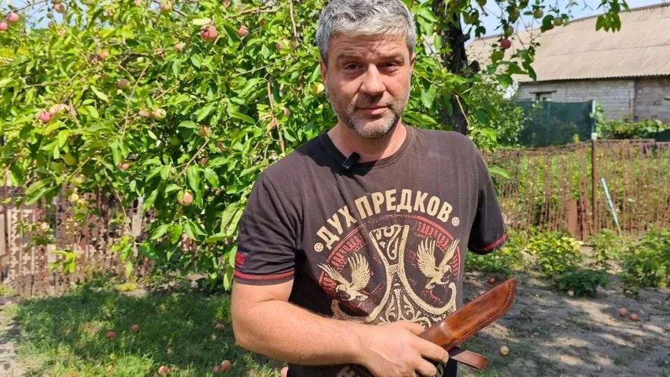 Лишился руки, но не бросил любимое дело: Кузнец создает ножи не только молотом и наковальней, но и силой воли