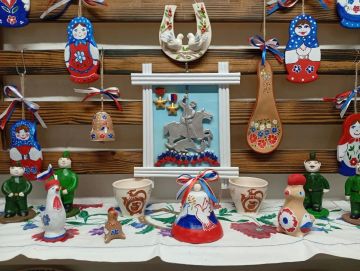 В преддверии Дня государственного флага России в луганской мастерской «Макаров Яр» открылась уникальная выставка гончарных изделий «Три цвета России»