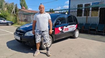 Поймет каждого: Оставшийся без ноги боец СВО обучает вождению героев спецоперации