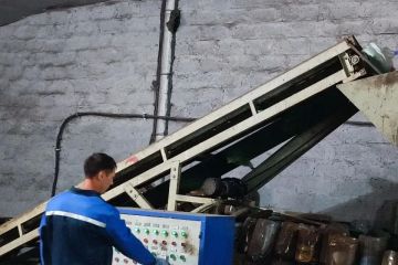 300 тонн мусора - в дело: как в Луганске отходы превращают в ведра, ткань и плёнку