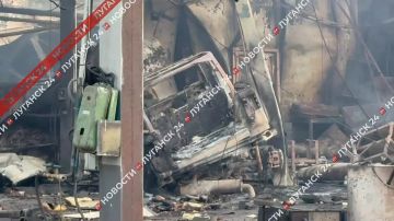 Кадры последствий обстрела боевиками ВФУ здания автосервиса в Луганске