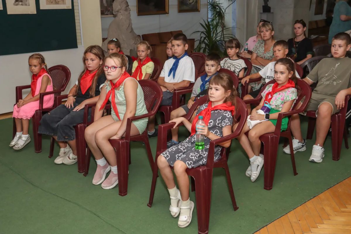Мы не забудем подвиг их. Тематическая встреча, посвященная Дню Государственного флага Российской Федерации и 85-летию со дня образования 395-й Шахтерской стрелковой дивизии, состоялась в галерее Луганского художественного...