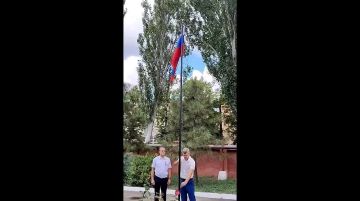Луганский филиал поздравляет всех с Днем Государственного флага Российской Федерации!