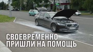 Инспекторы ДПС в Луганске заметили дым из-под капота машины и успели спасти её от полного возгорания