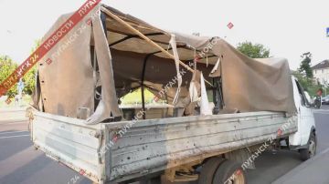 Ещё кадры повреждённой «Газели» после атаки БПЛА в центре Луганска на перекрёстке Фрунзе и Зозулина