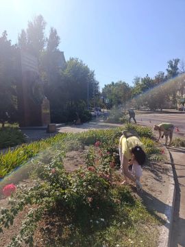 В пгт Юбилейное благоустроили территорию у памятника воинам-шахтёрам