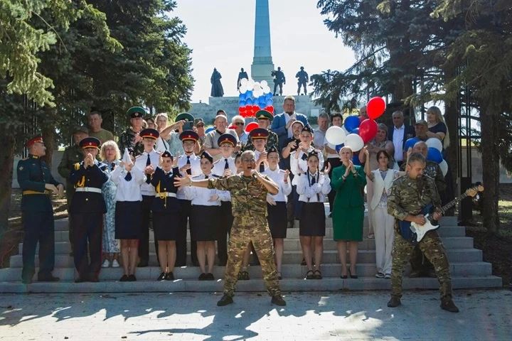 В Луганске у мемориала «Острая Могила» прошел масштабный патриотический флешмоб