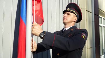 В МВД по Луганской Народной Республике торжественно подняли Государственный флаг России