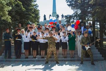 В Луганске у мемориала «Острая Могила» прошел масштабный патриотический флешмоб