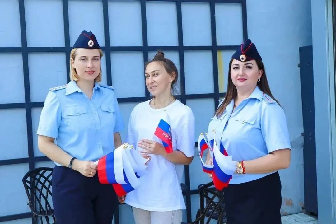 Правоохранители Беловодского района поздравили местных жителей с Днём Флага