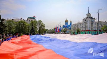 Флаг России стал для жителей ЛНР знаменем новой жизни — Пасечник