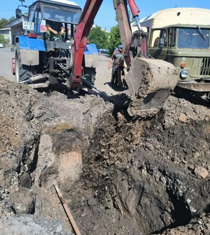 В Комсомольском специалисты «Луганскводы» устранили порыв водопровода