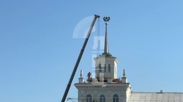 Ремонт крыш дошел и до Домов со шпилем в Луганске